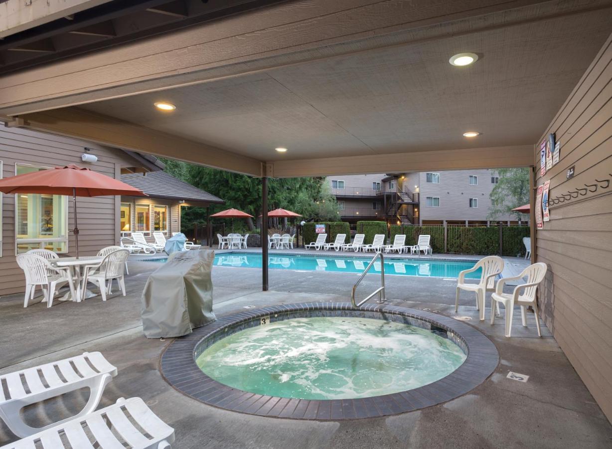 Whispering Woods Resort Welches Buitenkant foto